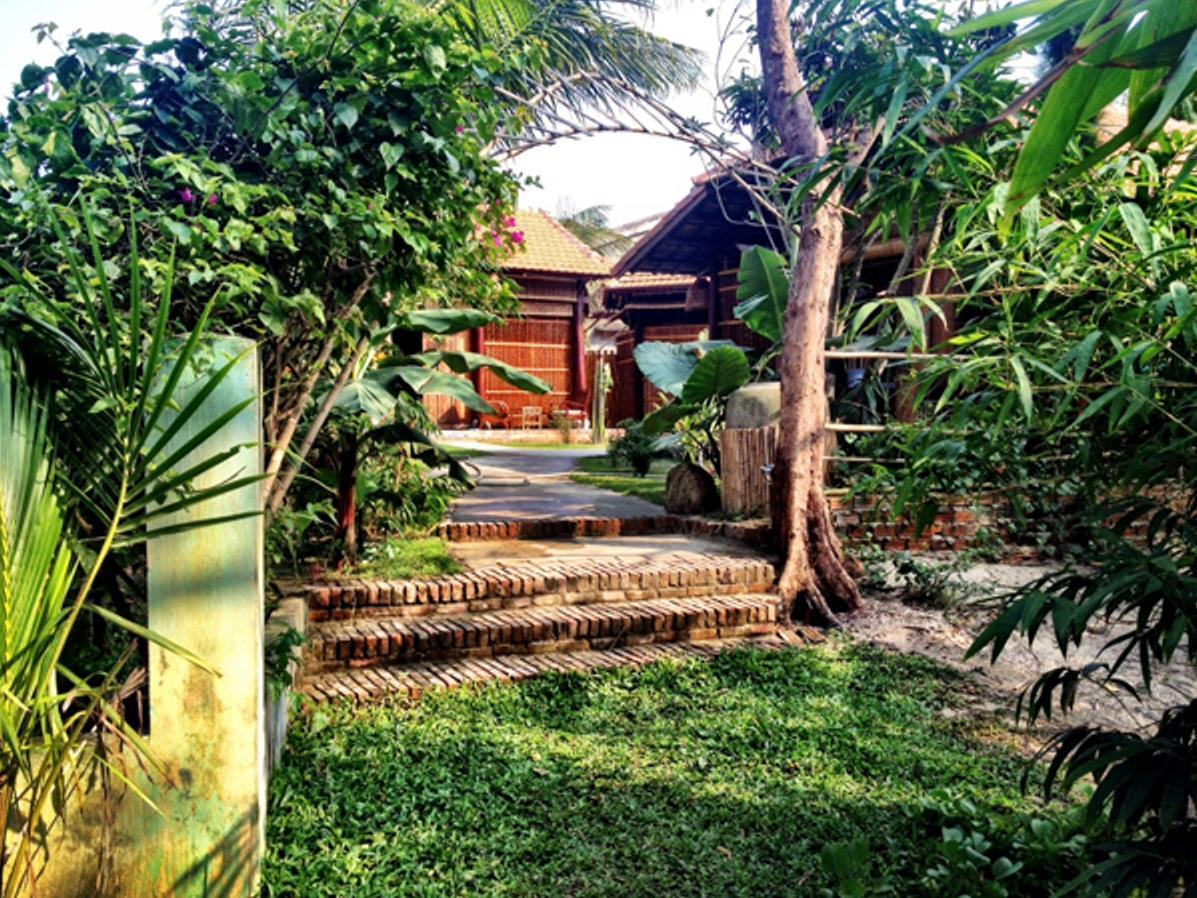 Готель Under The Coconut Tree Хоян Екстер'єр фото